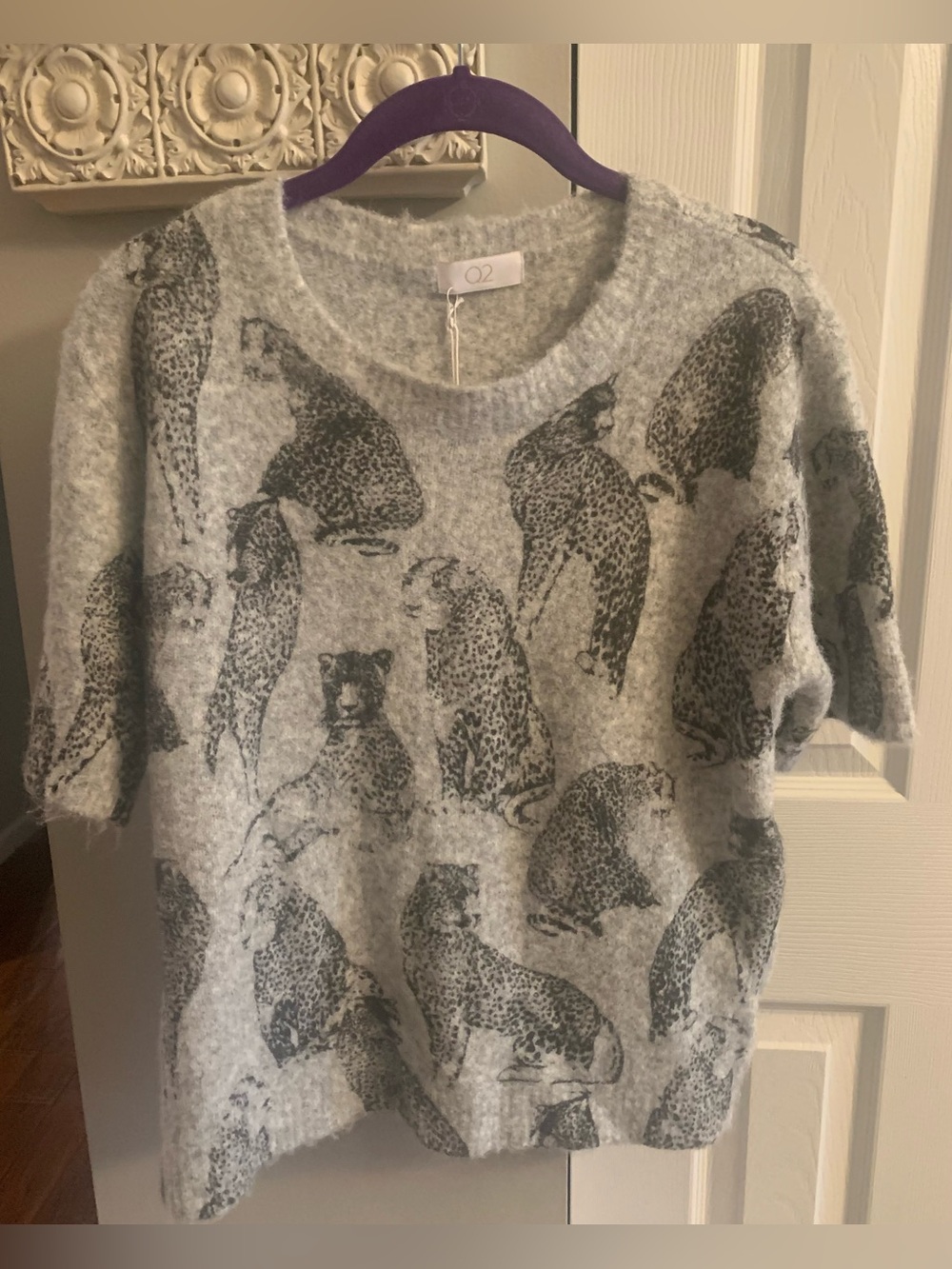 Q2 Light Gray Crewneck Sweater with Black Leopard Motif NWT - One Size
